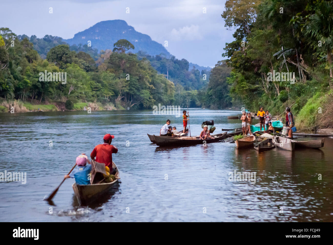 Persone che viaggiano in barca sul fiume Manday a Nanga Raun, un remoto villaggio situato a Kalis, Kapuas Hulu, West Kalimantan, Indonesia. Foto Stock