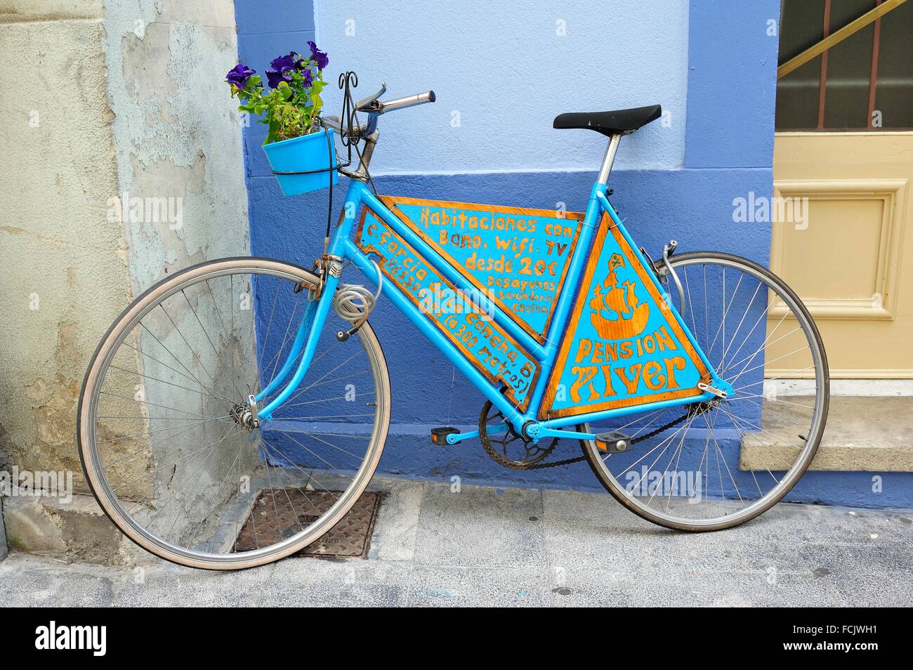 Bicicletta decorativo promozione Alver pensione, Cudillero, Asturias, Spagna. Foto Stock