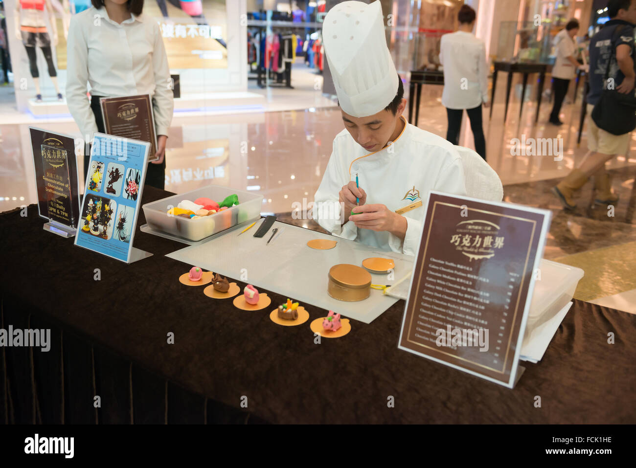 Macao, Cina - 25 giugno 2015:master rendendo i personaggi dei cartoni animati da cioccolato in un hotel in Nuova Sands Macao, Macao il 25 giugno 2015 Foto Stock