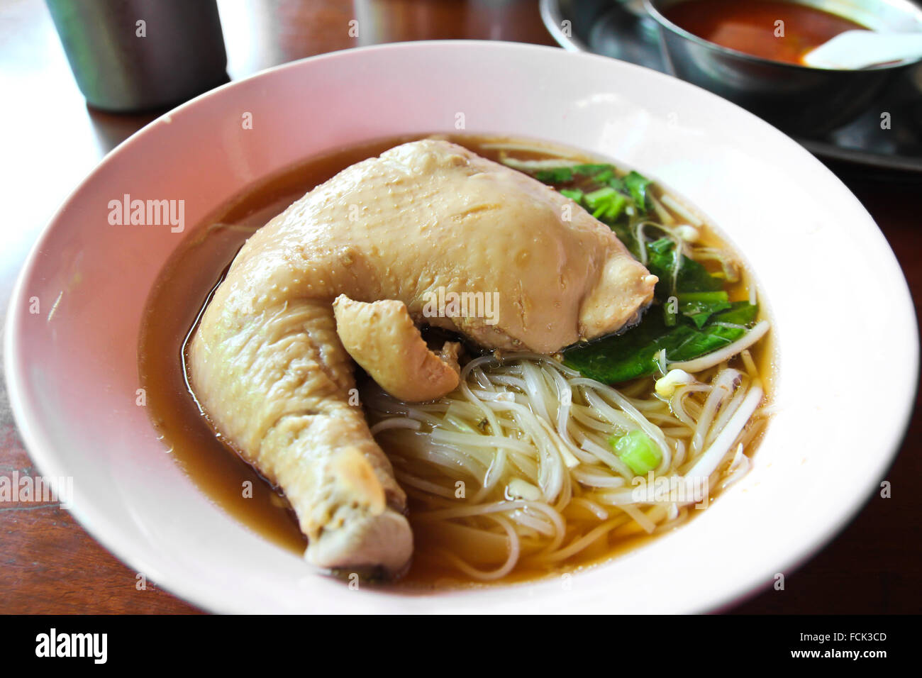 Zuppa di noodle al pollo Foto Stock