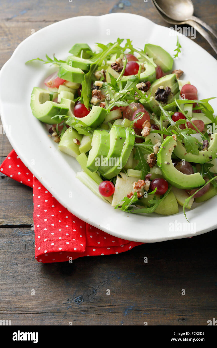 Fresca insalata di avocado su piastra, cibo closeup Foto Stock