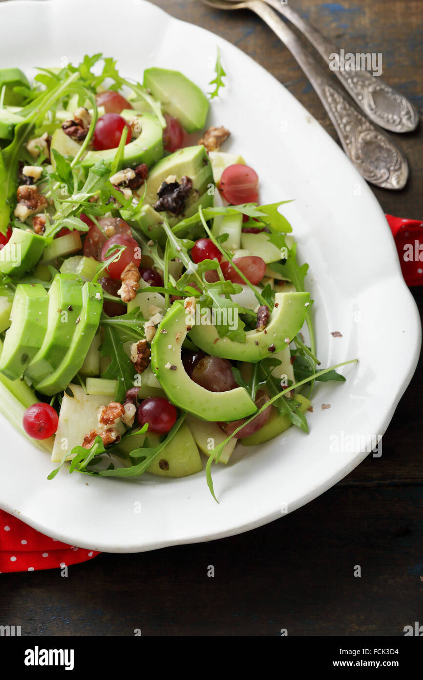 Fresca insalata di avocado con uve, cibo close-up Foto Stock
