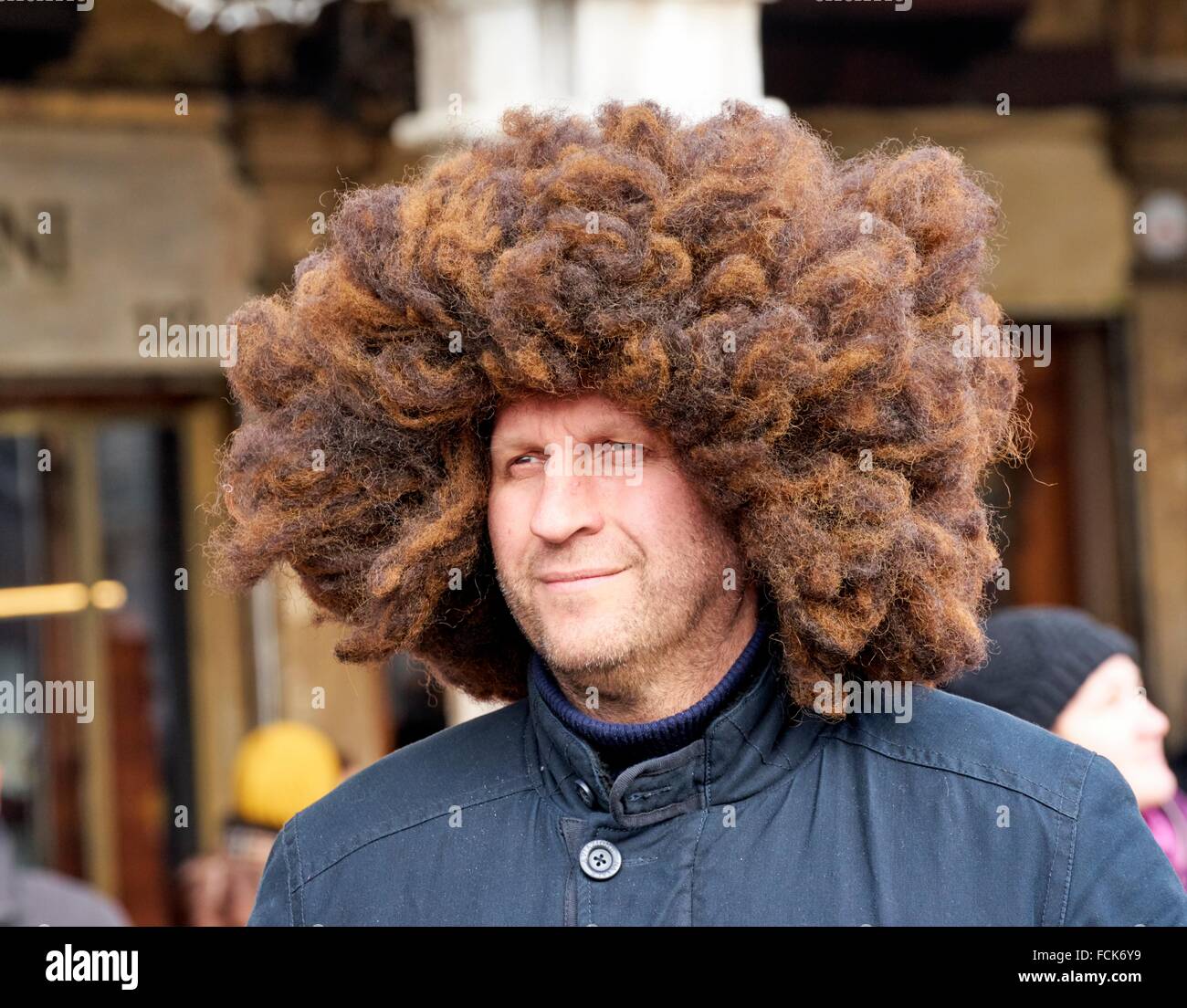Uomo con la parrucca immagini e fotografie stock ad alta risoluzione - Alamy