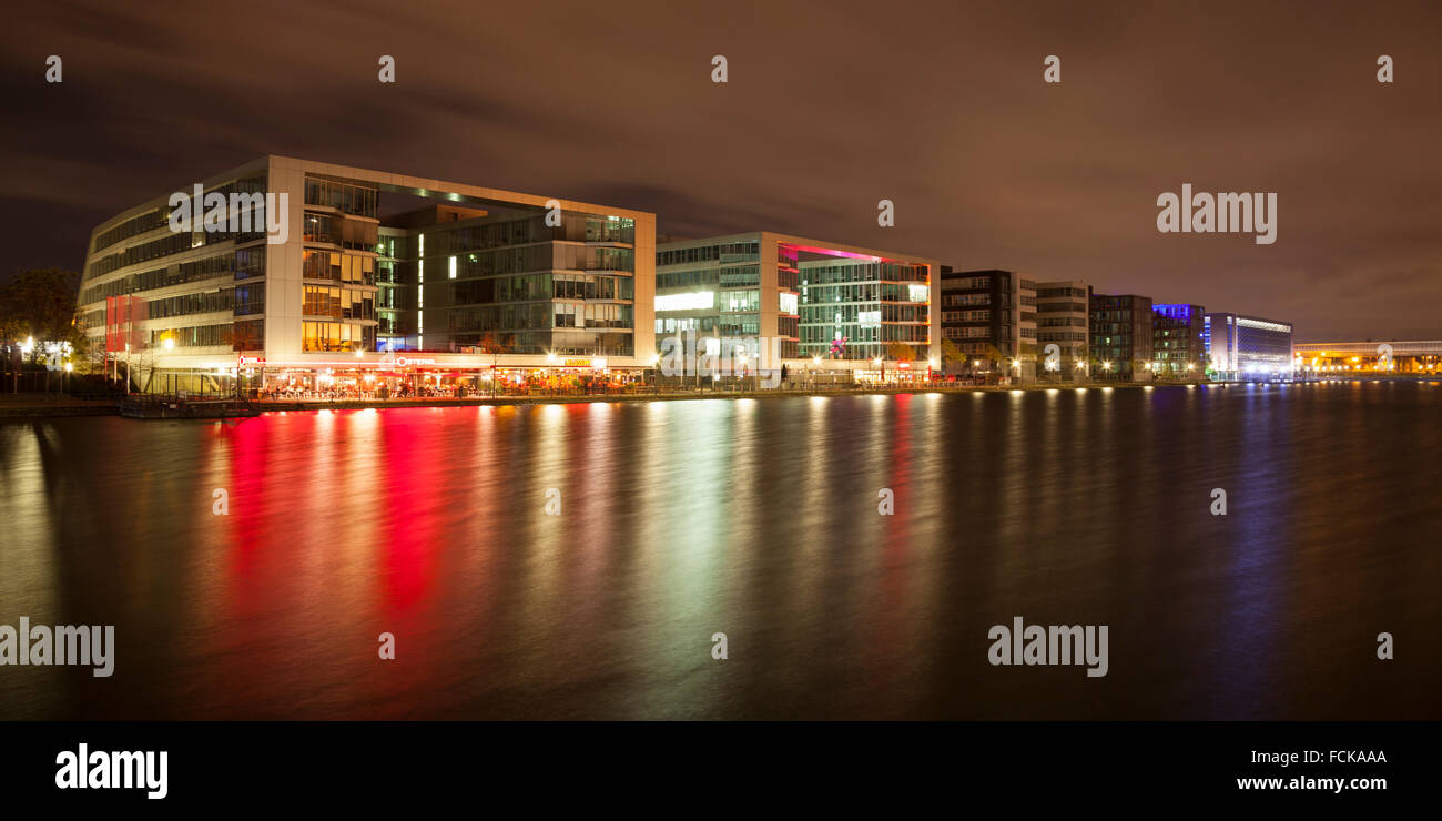 Germania Renania settentrionale-Vestfalia Duisburg porto interno edifici per uffici e ristoranti di notte Foto Stock
