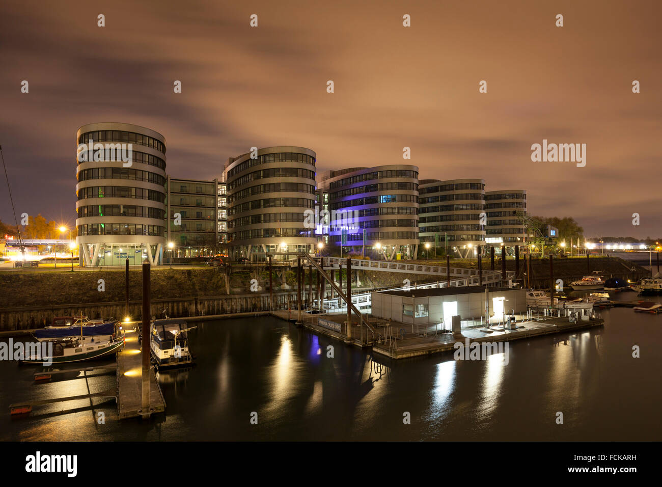 Germania Renania settentrionale-Vestfalia Duisburg porto interno e di edifici per uffici di notte Foto Stock