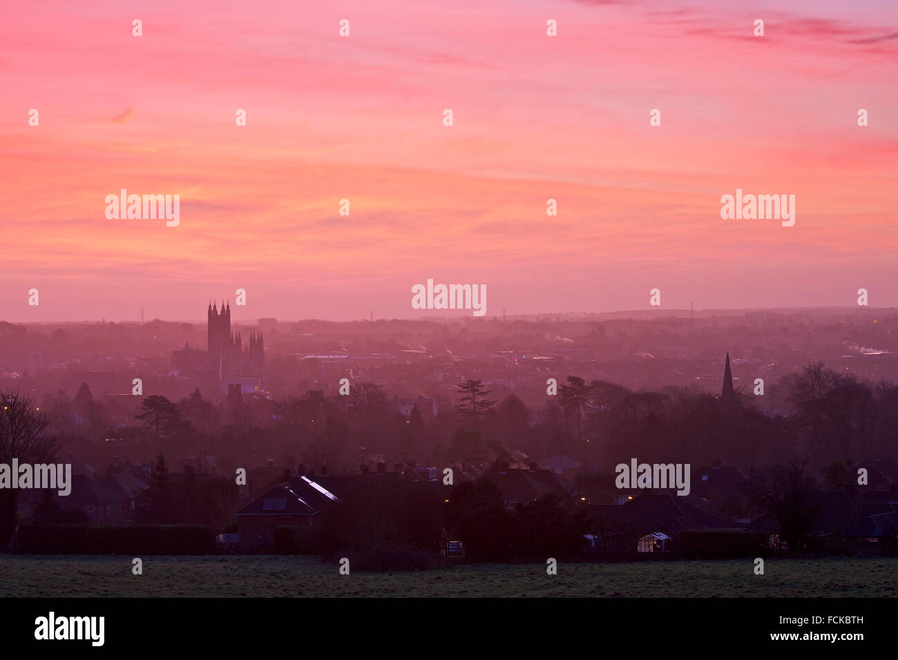 A Canterbury Kent, Regno Unito. 23 Gennaio 2016: Regno Unito Meteo. Un glorioso pre alba rossa bagliore misty per la storica città di Canterbury con la sua cattedrale visibile. Il freddo lascerà molte parti della Gran Bretagna questa settimana ed essere sostituita con aria più calda. Credito: Alan Payton/Alamy Live News Foto Stock