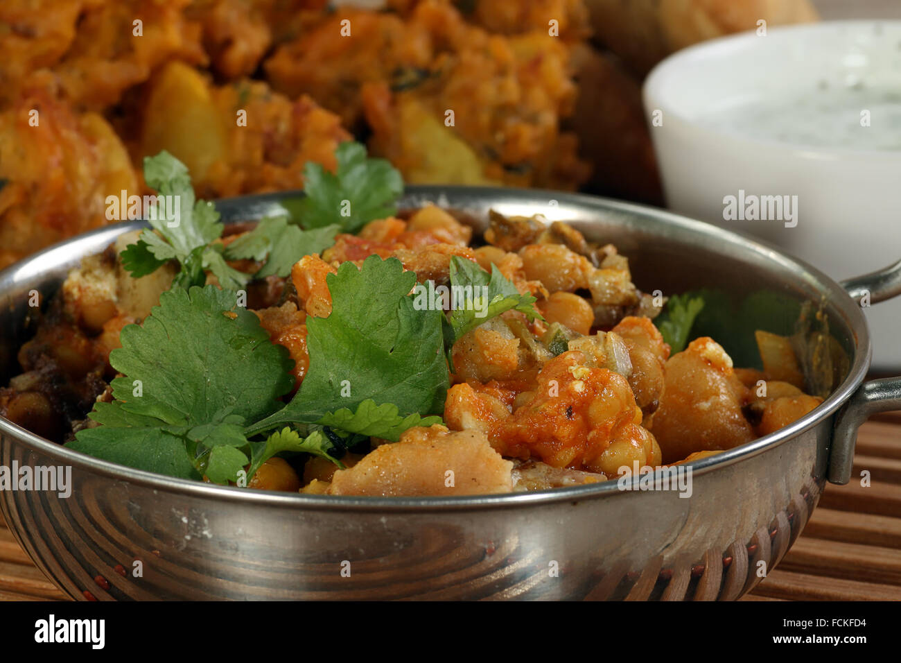 Il cibo indiano antipasto samosa chaat con pakora e menta yogurt Foto Stock