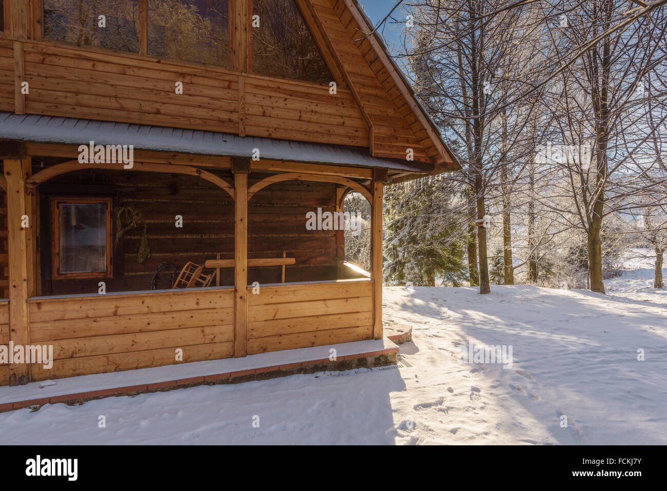 Bella baita di montagna di tronchi di legno Foto Stock