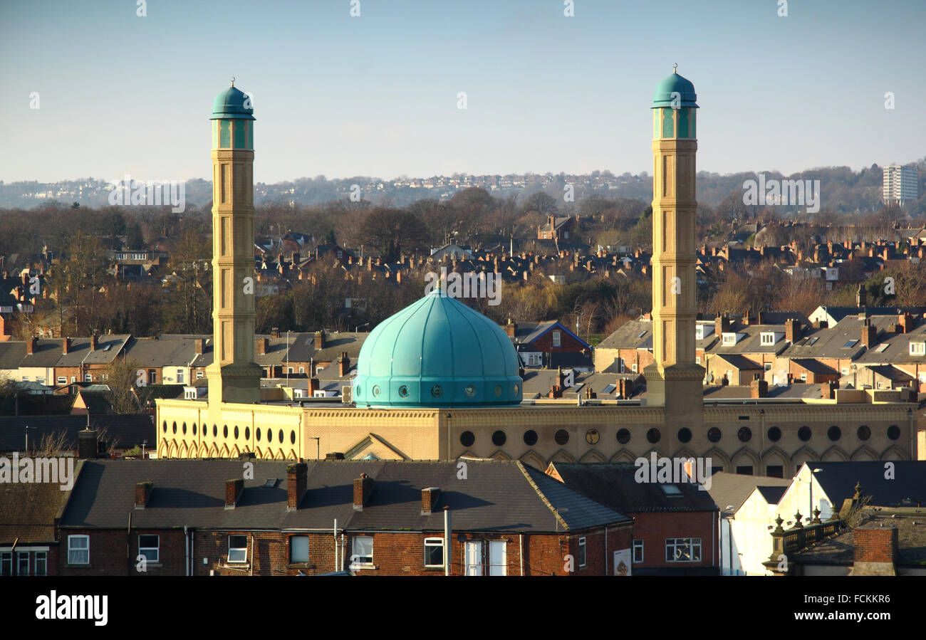 Vista su Sheffield con la cupola blu e minareti di Madina Masjid Centro Islamico, South Yorkshire, Englland UK UE Foto Stock