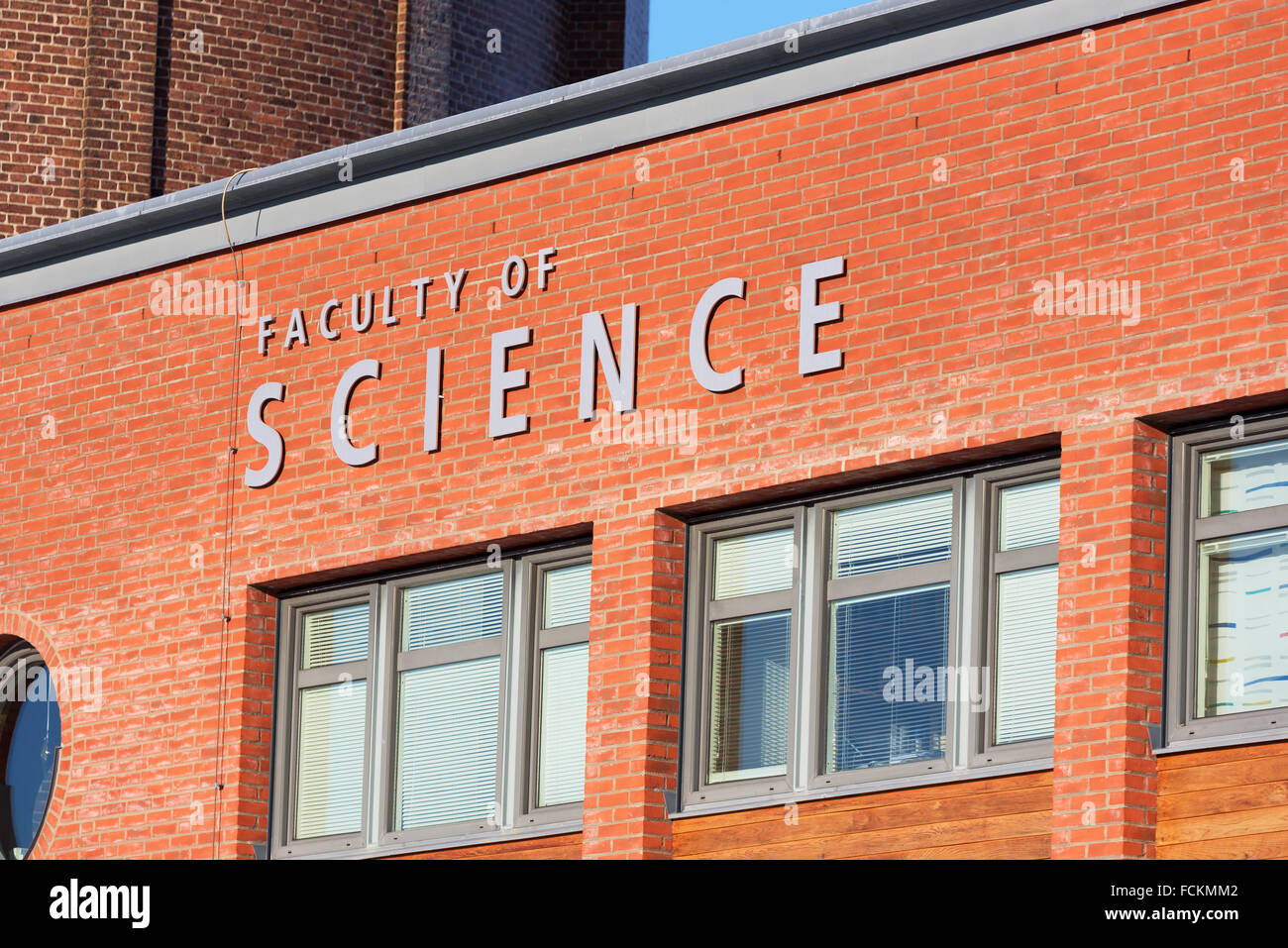 Lund, Svezia - 21 Gennaio 2016: segno su un edificio in mattoni dell'Università di Lund dicendo facoltà di scienze. Red muro di mattoni e alcuni Foto Stock