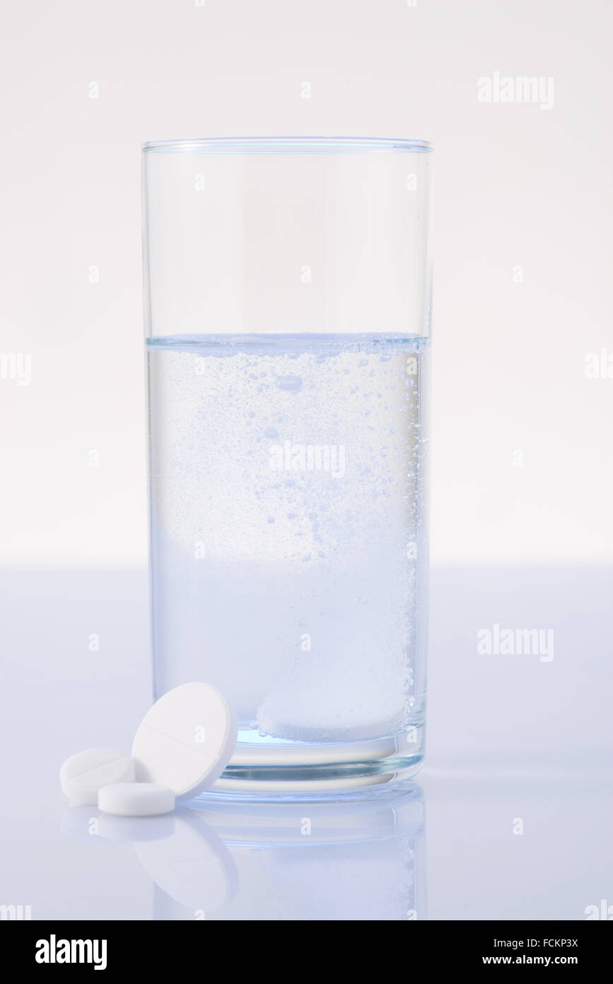 Bicchiere di acqua miscelata con una pillola. Foto Stock
