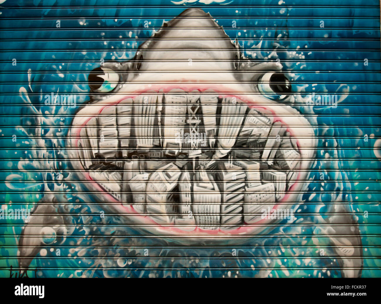 Un squalo disegnato su una serranda a Milano Foto Stock