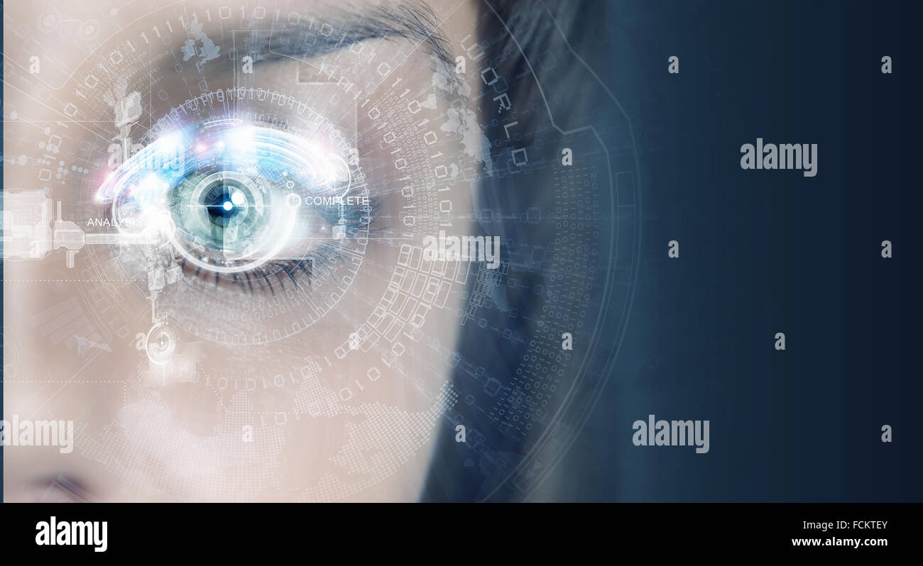 Close up donna occhio con icone digitali Foto Stock