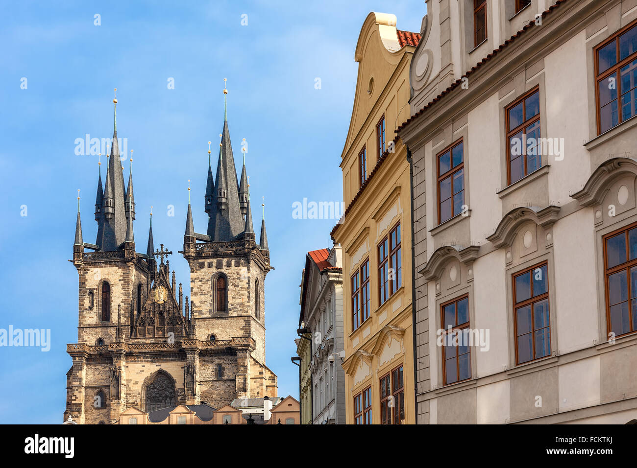 Tipica architettura e la chiesa di Nostra Signora di Tyn a Praga, Repubblica Ceca. Foto Stock