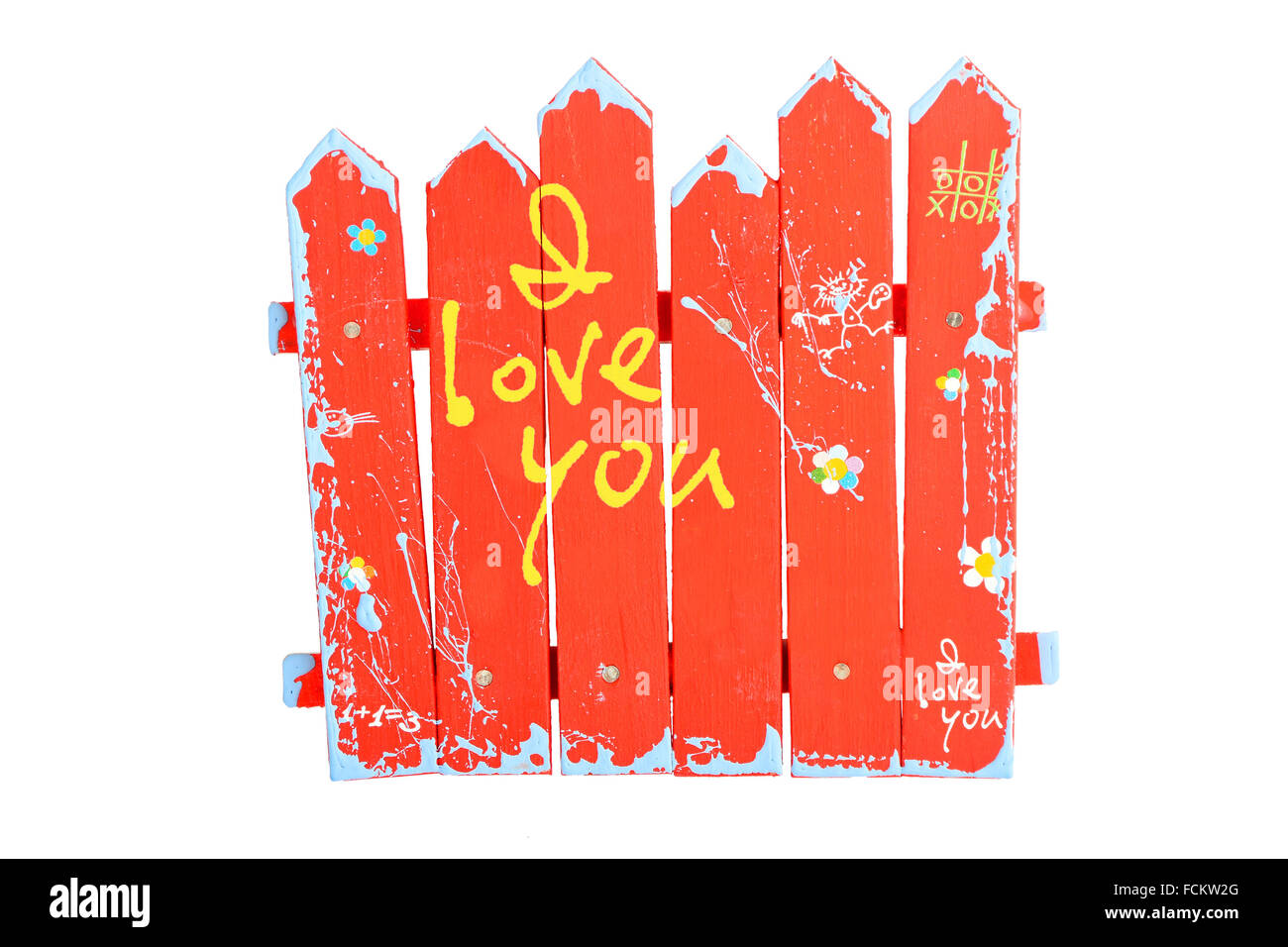 Rosso souvenir in legno fatti a mano recinzione dipinta di giallo ti amo parole isolate su bianco Foto Stock