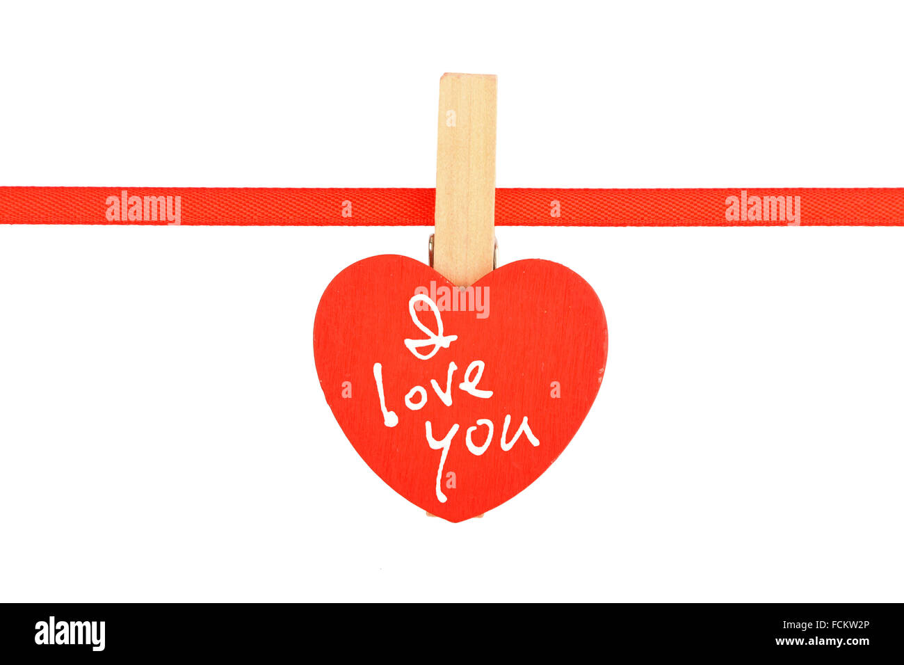 Dipinto di rosso cuore di legno con vestiti pin sul nastro tessile con ti amo messaggio di testo isolato su sfondo bianco Foto Stock