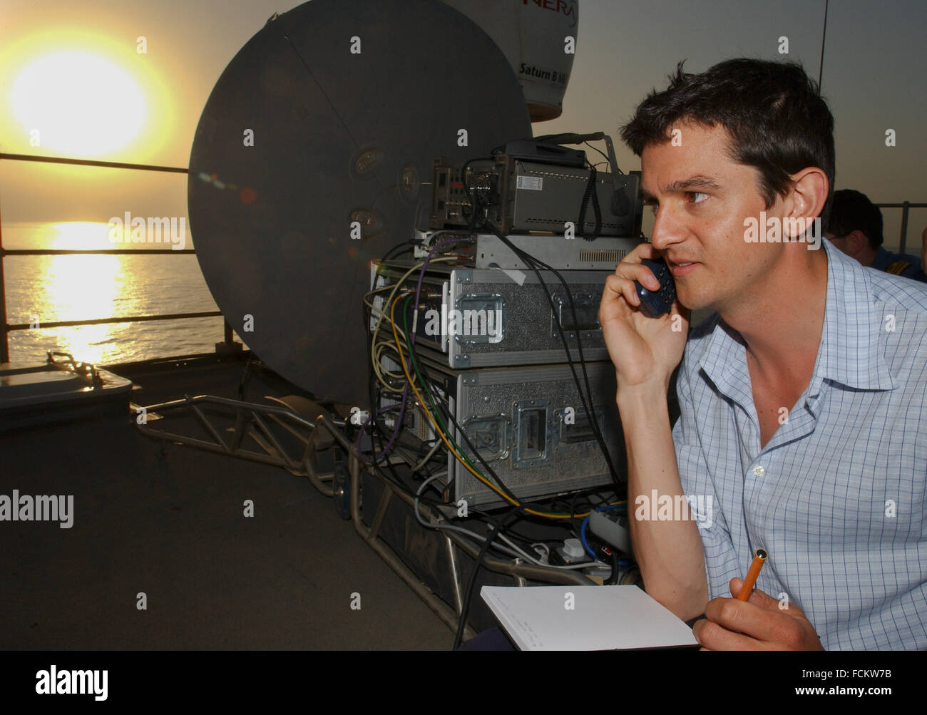 Reporter della BBC Matthew prezzo segnalato da un Royal Navy navi da guerra durante la guerra in Iraq 2003 Foto Stock