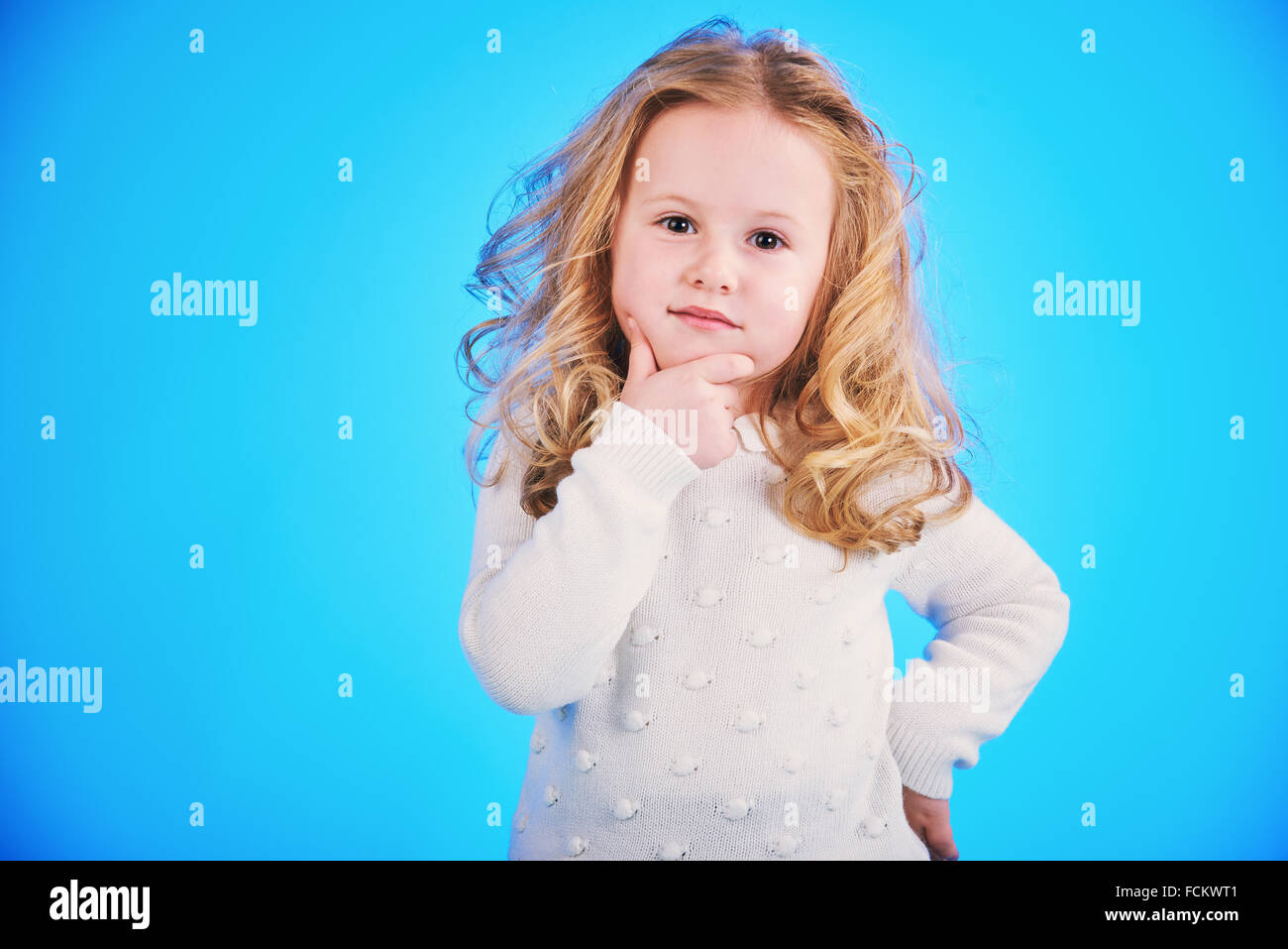 Giovane e bella modello femminile in posa sul turchese sfondo blu. Foto Stock