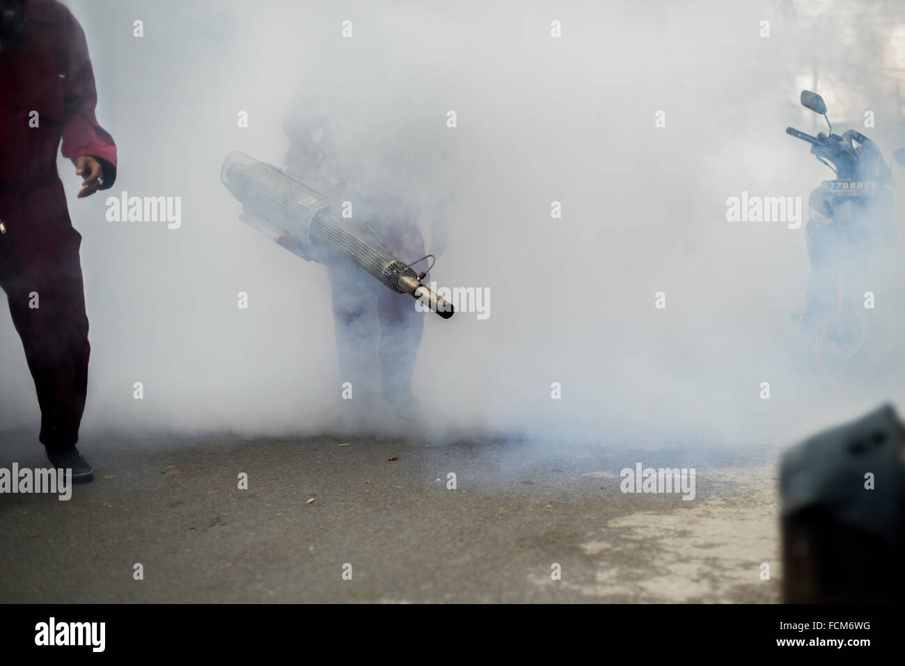 I lavoratori dell'ufficio sanitario di Giacarta lanciano una sessione di appannamento degli insetticidi per combattere la minaccia della febbre dengue. Foto Stock
