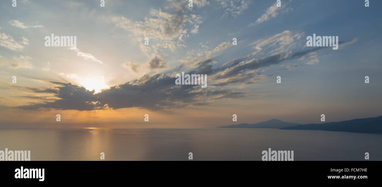 Sole che splende attraverso le nuvole sopra il mar mediterraneo e la costa di Capo Palinuro nel cilento in italia meridionale Foto Stock