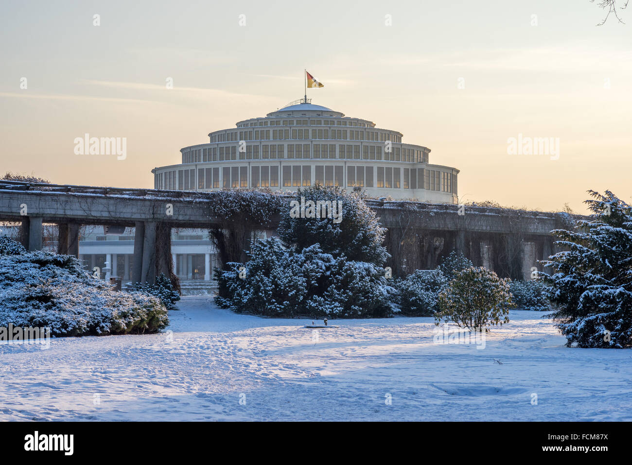 Centennial Hall e pergola coperta di neve al crepuscolo Wroclaw Foto Stock