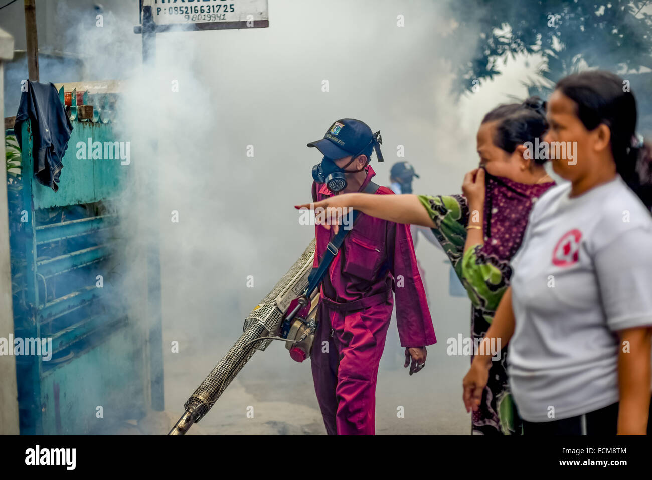 I lavoratori dell'ufficio sanitario di Giacarta lanciano una sessione di appannamento degli insetticidi per combattere la minaccia della febbre dengue. Foto Stock