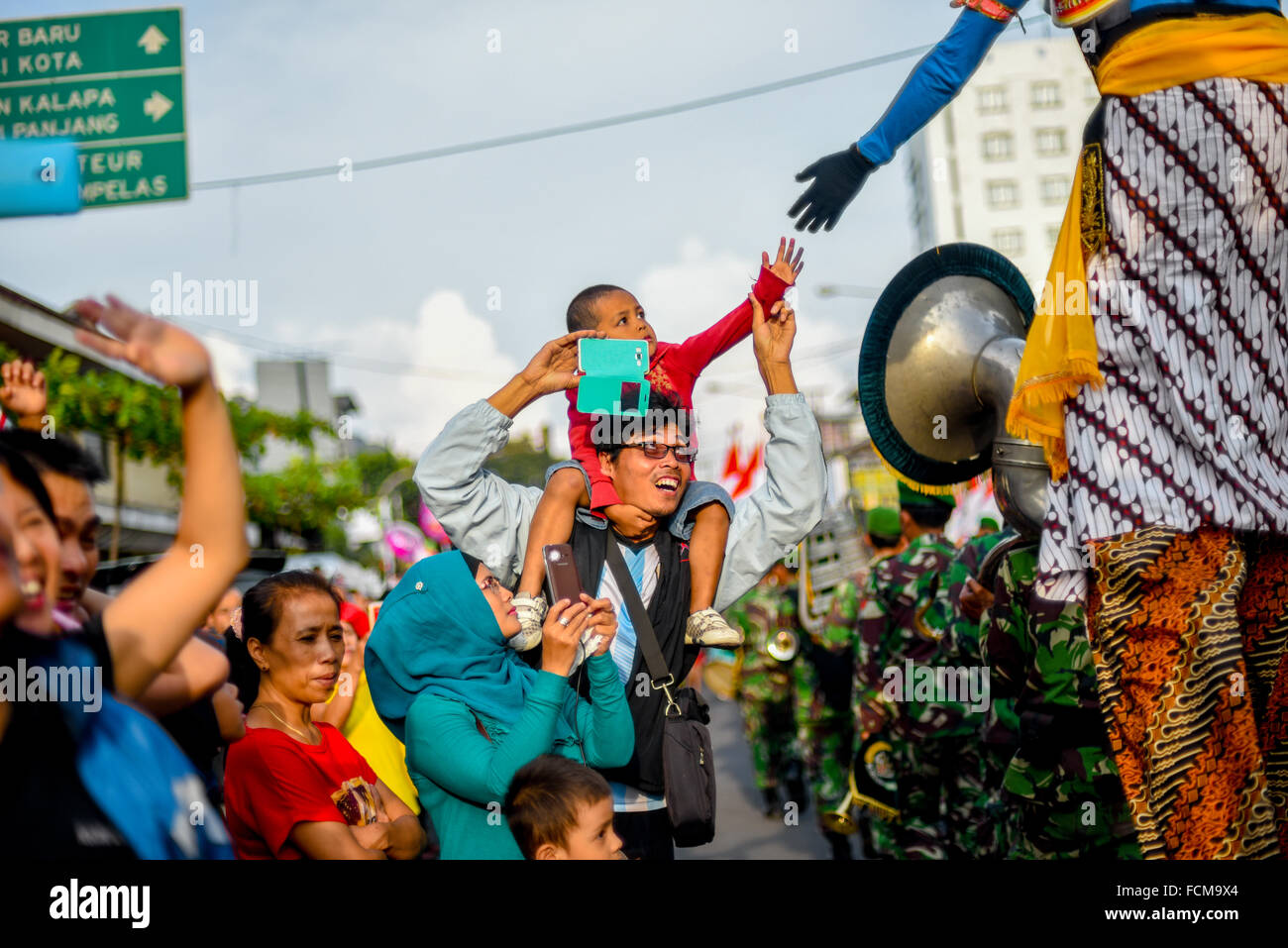 Migliaia di cittadini Bandung si impacchettano per le strade per partecipare alla gioiosa celebrazione di Cap Go Meh (equivalente al festival delle Lanterne). Foto Stock