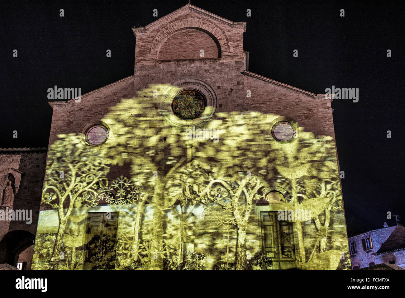 San Gimignano (Siena). Luci riflesse sulla cattedrale chiesa collegiata di Santa Maria Assunta per San Gimignano Lumière Foto Stock