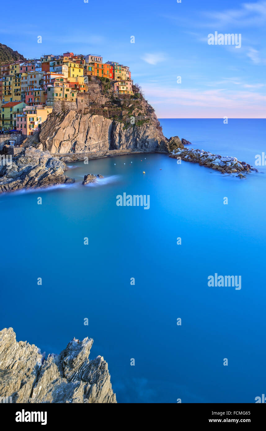Manarola città sulla scogliera di rocce e mare al tramonto., Seascape in cinque terre, il Parco Nazionale delle Cinque Terre Liguria Italia Europa. Lunga Foto Stock