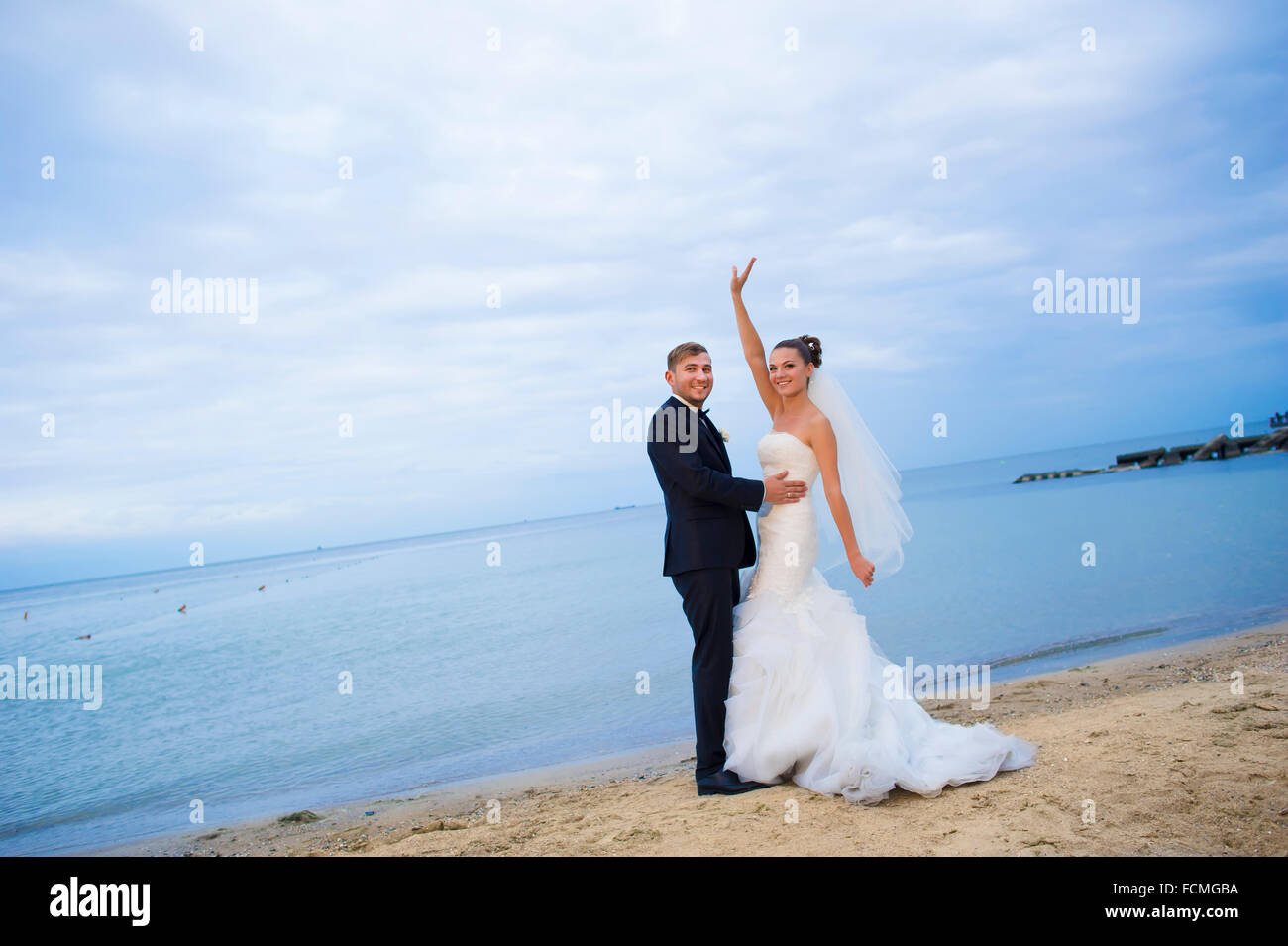 Bella sposi sono in piedi sulla spiaggia. Foto Stock