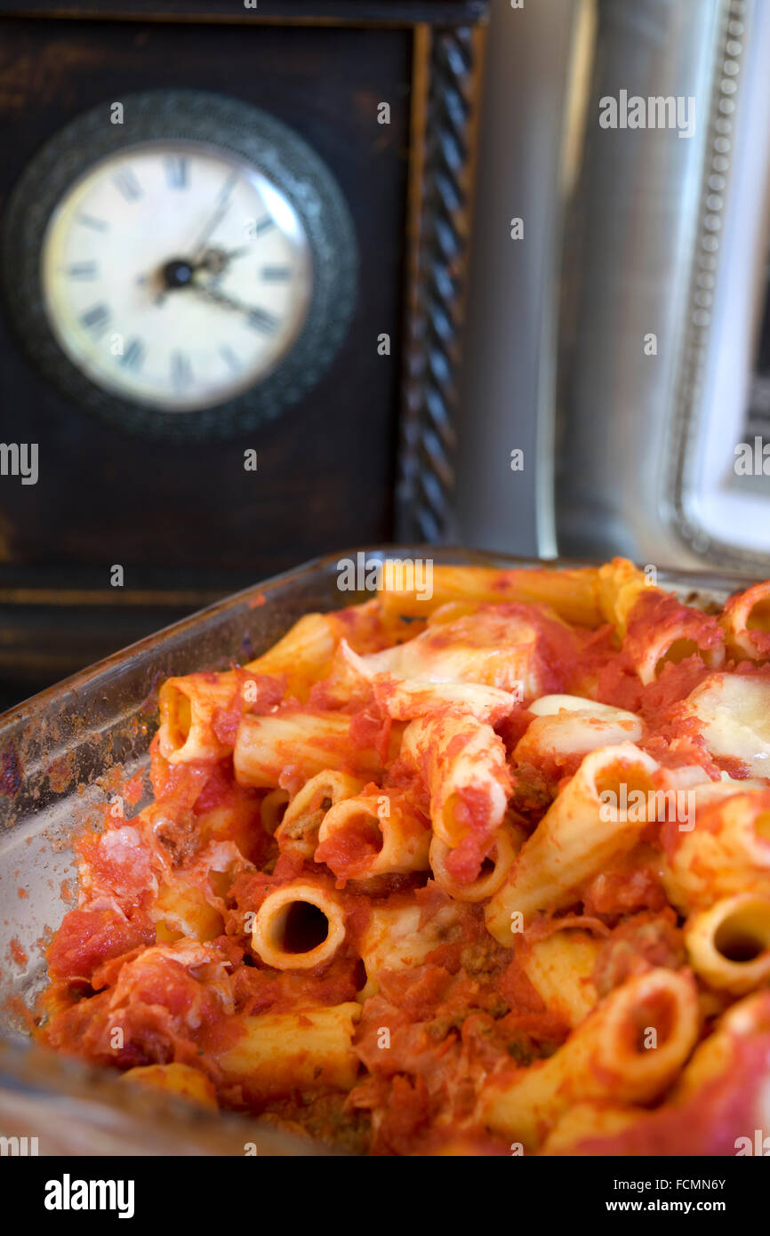 Pasta al forno con mozzarella salame uova salsa di pomodoro e prosciutto Foto Stock