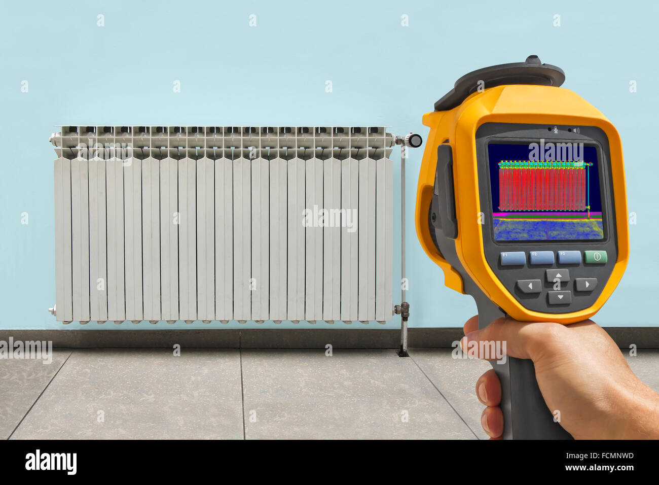 La registrazione il radiatore di riscaldamento con raggi infrarossi Fotocamera termica Foto Stock