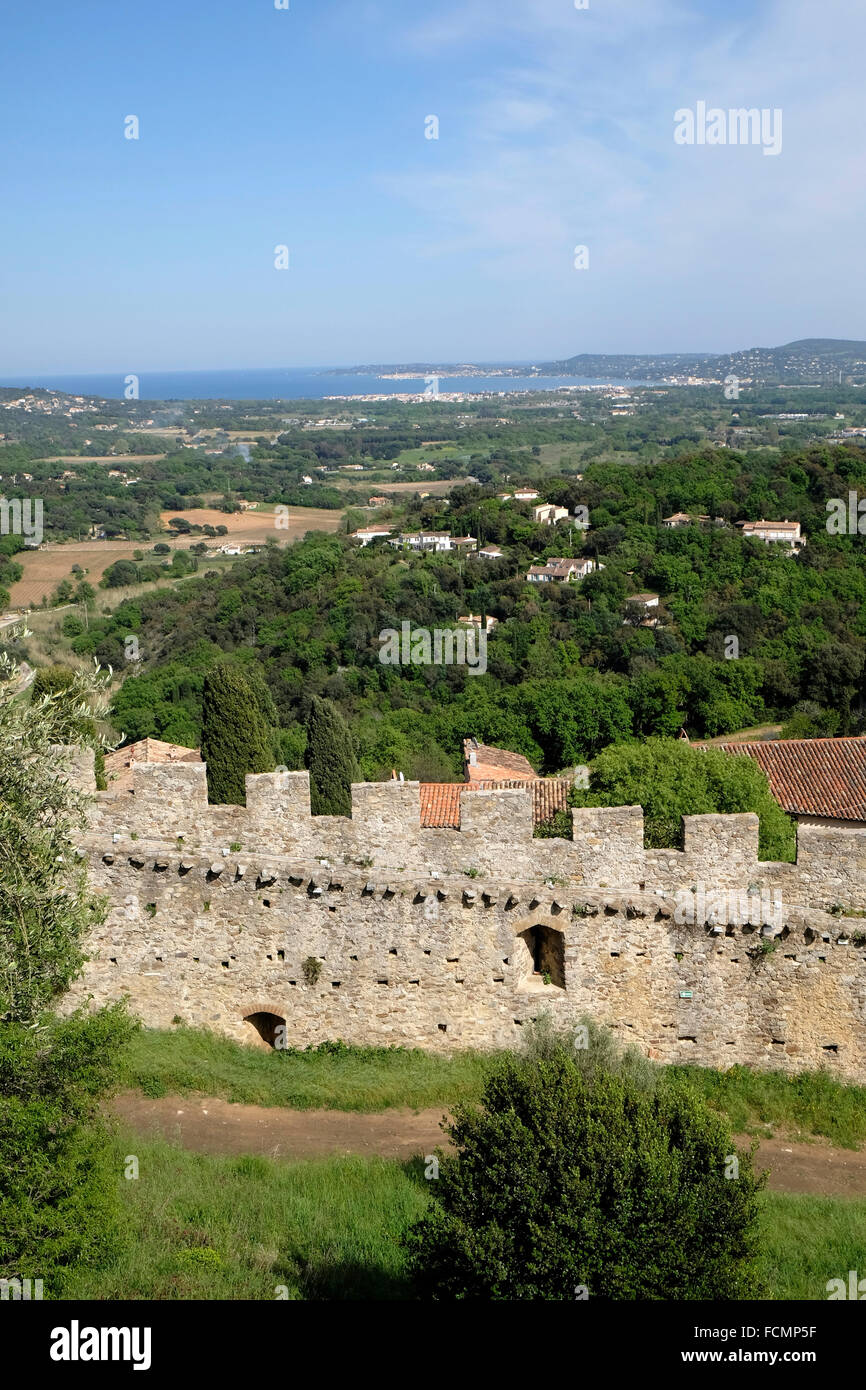 Grimaud, sud della Francia, che mostra una parte del muro di castello e vista verso la Cote d'Azur. Foto Stock