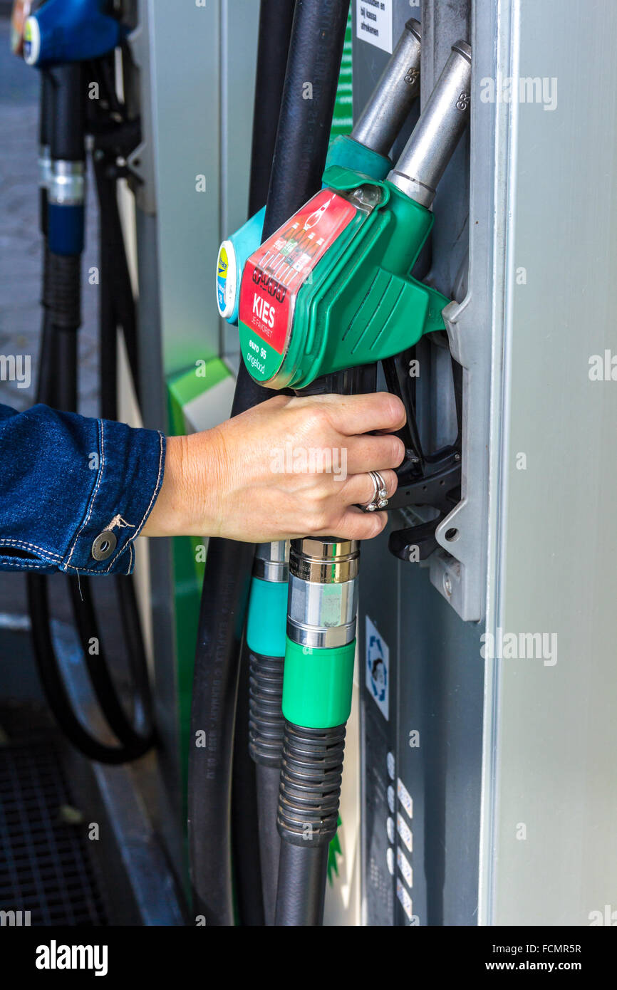 Riempire la vettura del serbatoio del carburante in corrispondenza della stazione di servizio Foto Stock