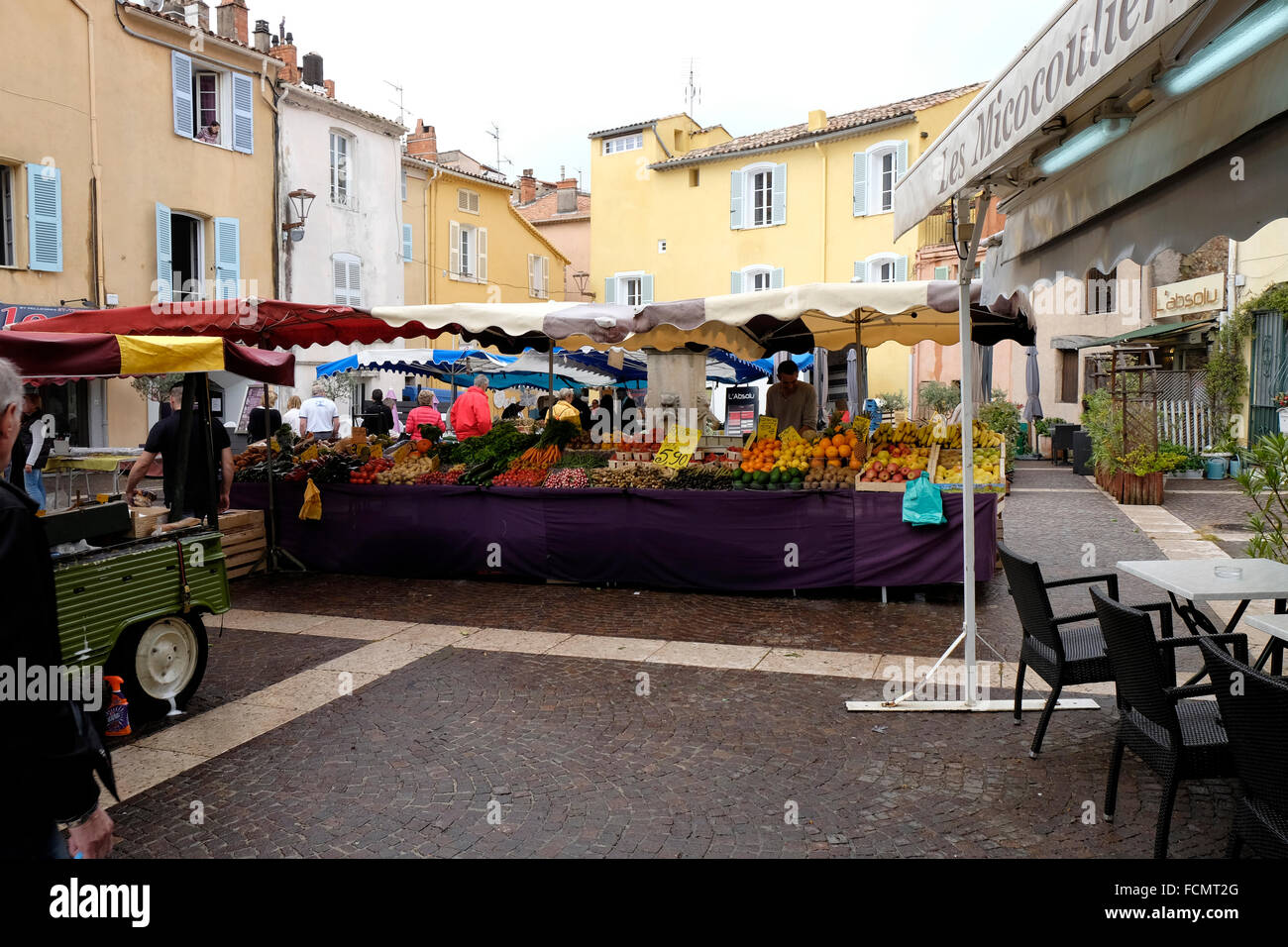 Pressione di stallo di frutta nel mercato a Fréjus, il sud della Francia. Foto Stock