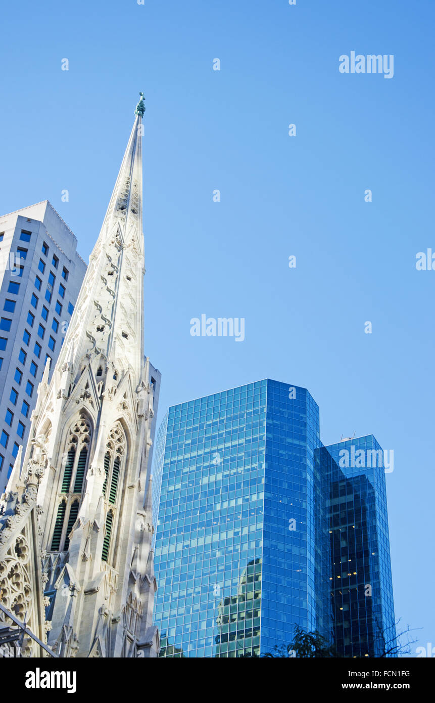 New York, Stati Uniti d'America: il panorama con vista del contrasto tra i moderni grattacieli e il neo gotico della cattedrale di San Patrizio Foto Stock