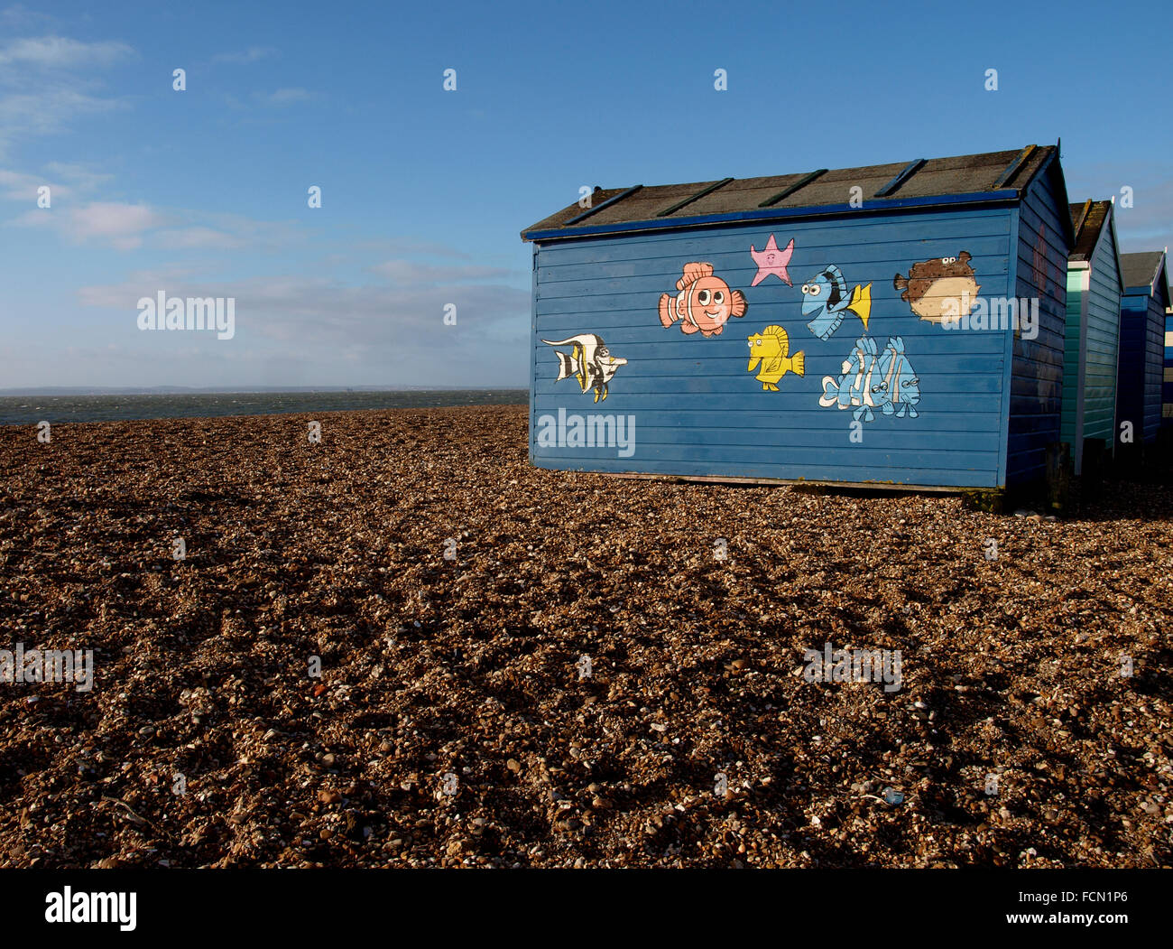 Beach Hut con caratteri Nemo dipinto su di esso, Hayling Island, Hampshire, Regno Unito Foto Stock