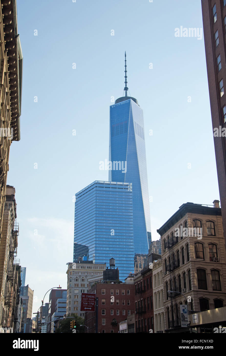 New York, Stati Uniti d'America: vista di One World Trade Center, edificio principale del ricostruito World Trade Center complesso distrutto negli attacchi terroristici di 9/11 Foto Stock