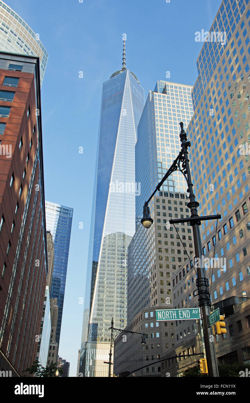 New York, Stati Uniti d'America: vista di One World Trade Center, edificio principale del ricostruito World Trade Center complesso distrutto negli attacchi terroristici di 9/11 Foto Stock