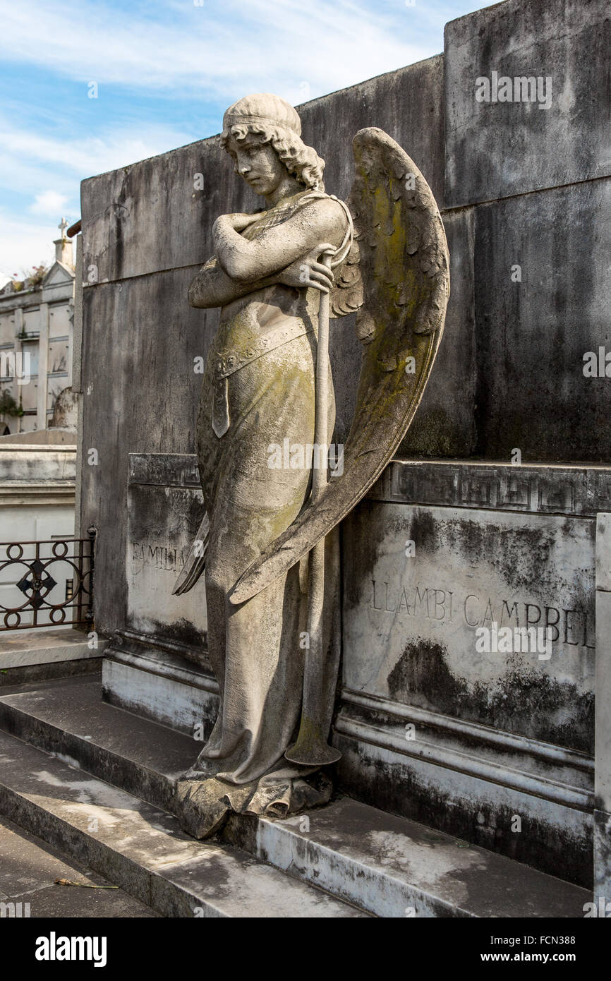 Una statua appartenente ad una tomba nella necropoli a Buenos Aires, Argentina Foto Stock