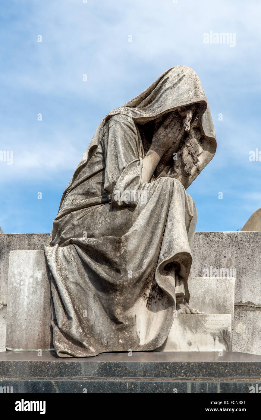 Una statua appartenente ad una tomba nella necropoli a Buenos Aires, Argentina Foto Stock