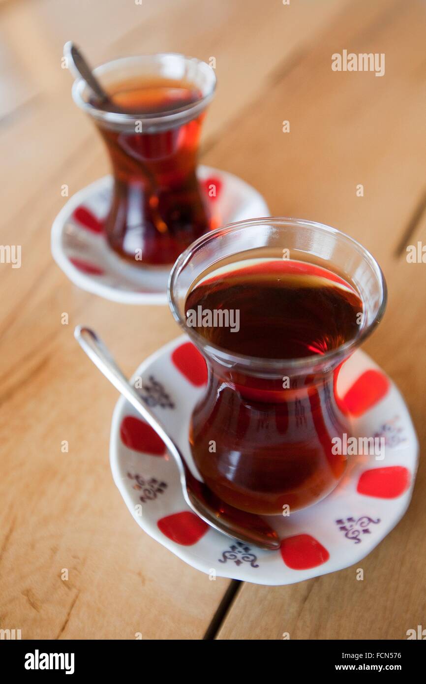 Tradizionale tè turco tazze sul tavolo in Grand Bazaar, Sultanahmet,  Istanbul, Turchia Foto stock - Alamy
