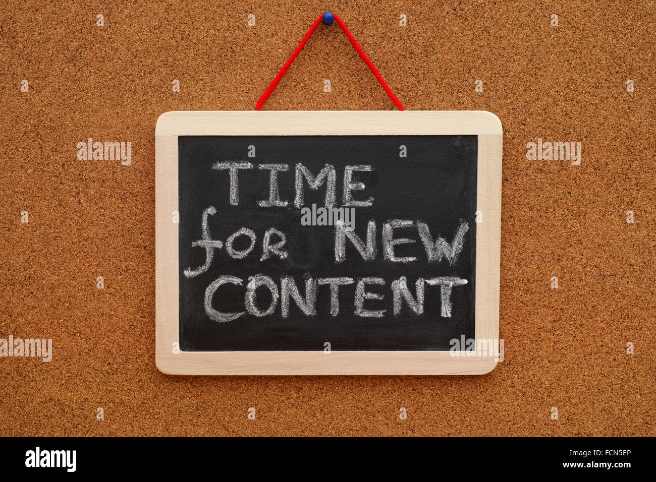 Tempo per il nuovo contenuto. Piccola lavagna con parole il tempo per il nuovo contenuto. Corckboard sfondo. Foto Stock
