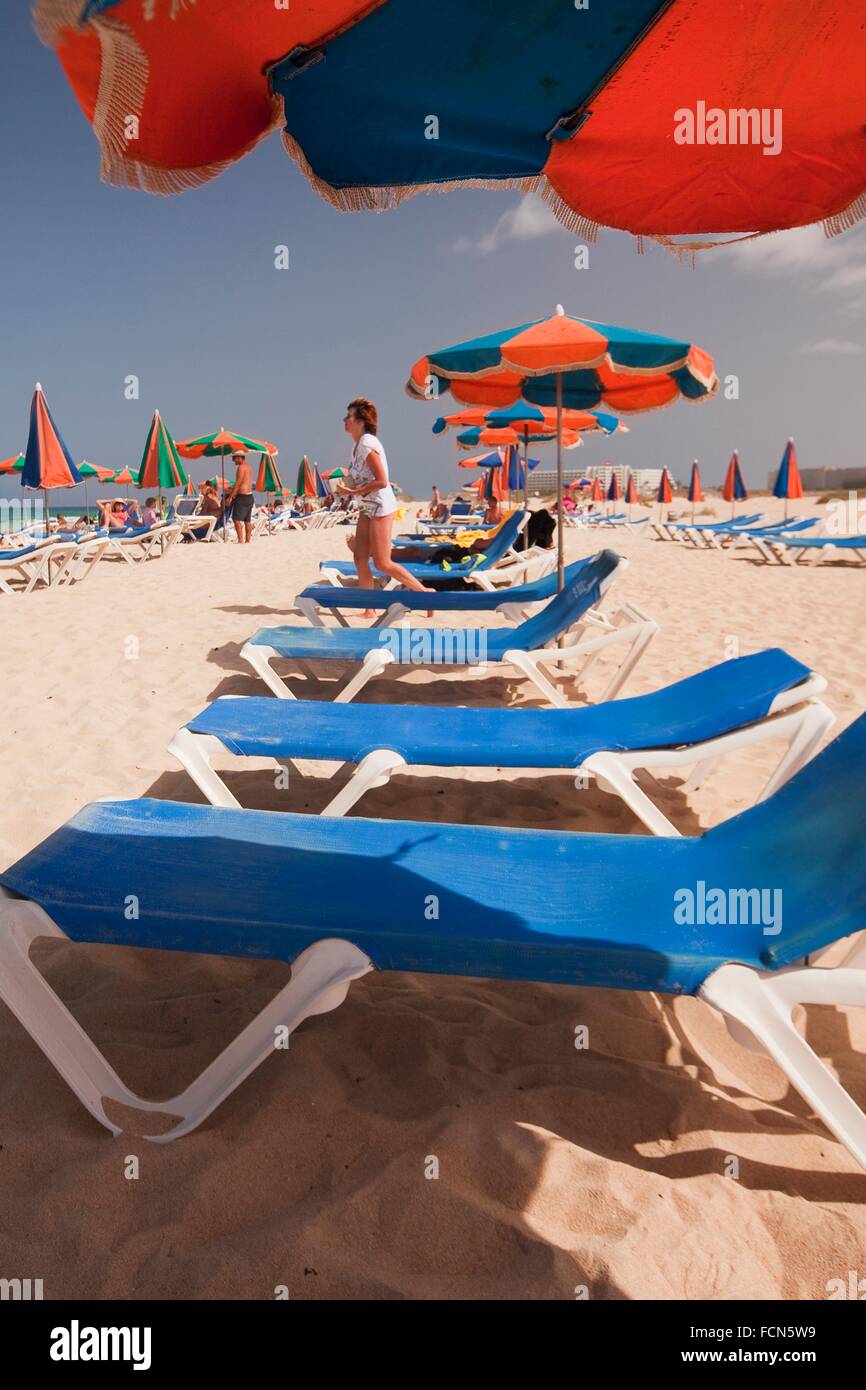 Colorato ombrelloni e lettini sulla spiaggia della costa nord-orientale,  Corralejo parco naturale, Fuerteventura Isole Canarie Foto stock - Alamy