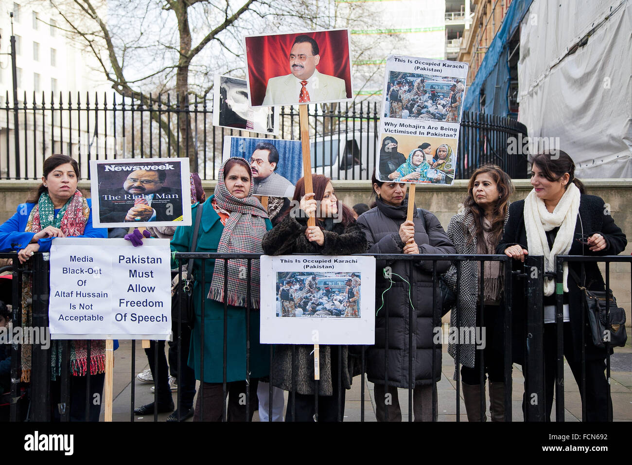 Londra, Regno Unito. 23 gennaio, 2016. Decine di manifestanti Pakistani dimostrare al di fuori di Downing Street a Londra contro media blackout in Pakistan di Altaf Hussain Credito: Dinendra Haria/Alamy Live News Foto Stock