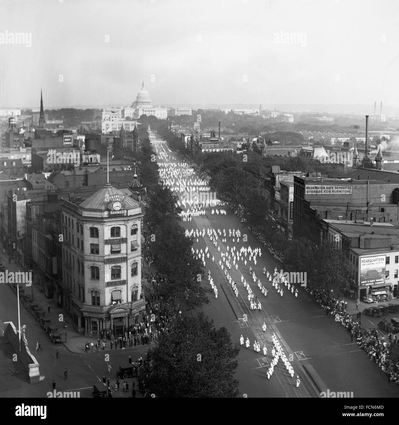 Ku Klux Klan marciando verso il basso Pennsylvania Avenue a Washington DC il 13 settembre 1926 Foto Stock
