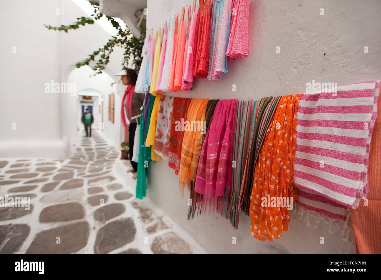 Negozio di vendita sciarpe colorati in centro città, Mykonos, Cicladi,  isole greche, la Grecia, l'Europa Foto stock - Alamy