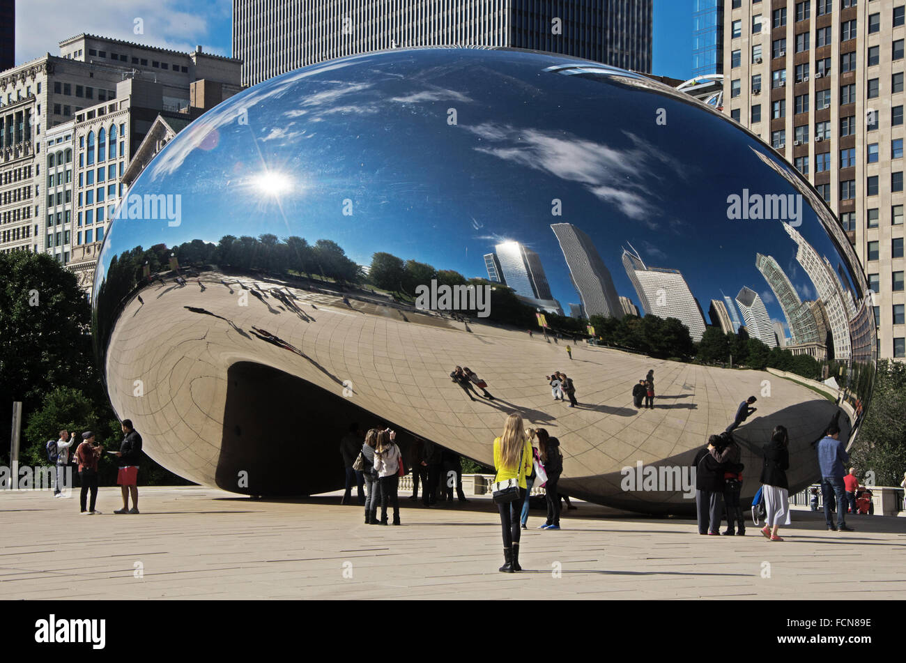 Illinois, USA: lo skyline di Chicago che riflette nel Cloud Gate, soprannominato il fagiolo, il pubblico scultura di Anish Kapoor al Millennium Park Foto Stock