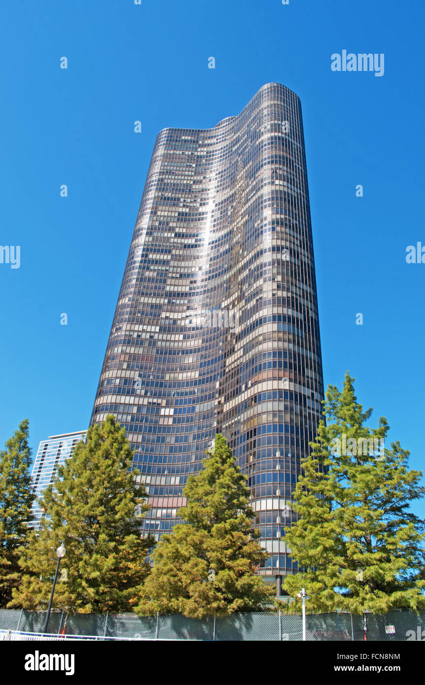 Chicago, Stati Uniti d'America: vista del lago punto Tower, alto edificio residenziale situato su un promontorio del lago Michigan lago nel centro di Chicago Foto Stock