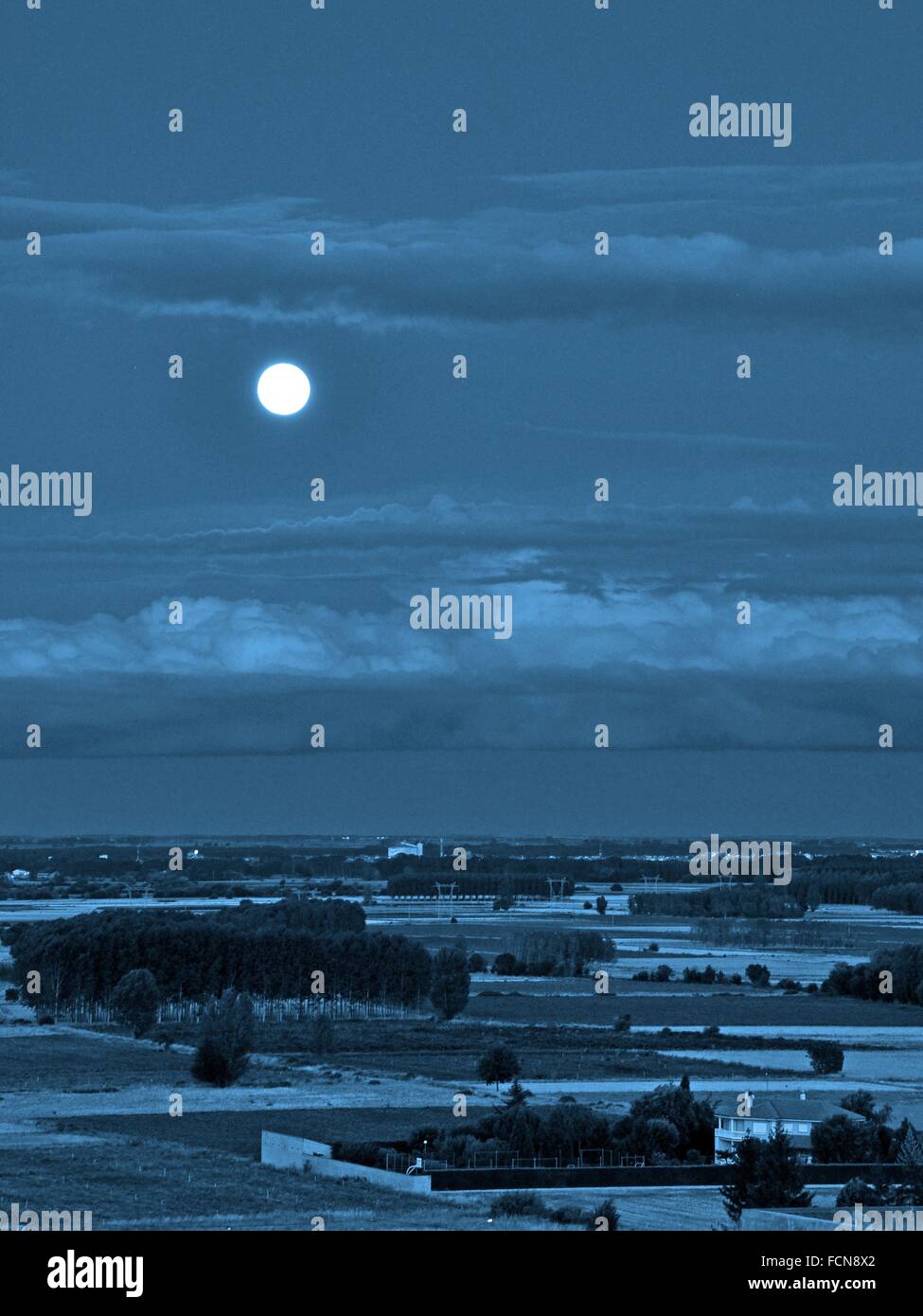 Esso Chiamato Luna Blu Blue Moon Traduzione In Inglese Alla Seconda Luna Piena Che Si Verificano Durante Lo Stesso Mese Del Calendario Gregoriano Foto Stock Alamy
